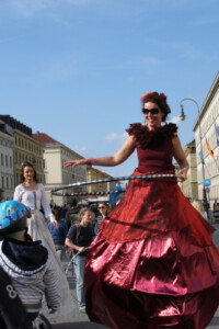 Hulahoop auf Hochstelzen