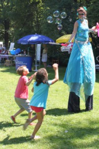 Seifenblasen auf Stelzen